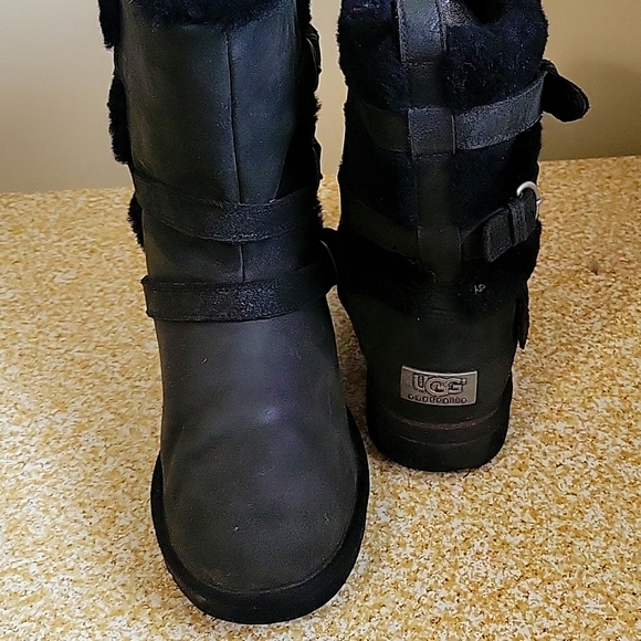 UGG boots black with bucket details  size 9 - Picture 5 of 8